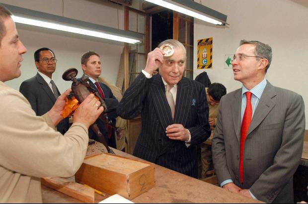 - El empresario estuvo acompa&#241;ado por el entonces presidente &#193;lvaro Uribe V&#233;lez en la inauguraci&#243;n de la Escuela de Artes y Oficios en Bogot&#225;, que lleva su nombre.