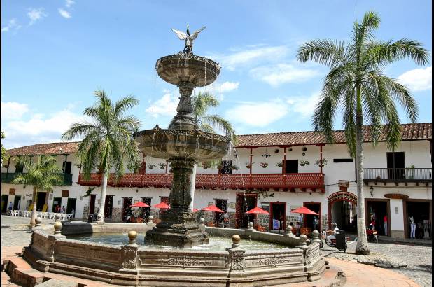 Cortes&#237;a de Antioquia Presente - En 1983, la Corporaci&#243;n Antioquia por el Cauca, como se llam&#243; inicialmente Antioquia Presente, particip&#243; en la reconstrucci&#243;n de Cajib&#237;o, Cauca, tras el terremoto de Popay&#225;n. Aport&#243; 134 casas y 7 equipamientos urbanos.