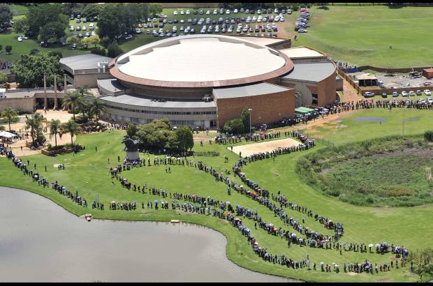 AP - El servicio fúnebre oficial se celebró el martes en el estadio FNB, en el barrio de Soweto, en Johannesburgo en donde acudieron un gran número de jefes de Estado y ex gobernantes.