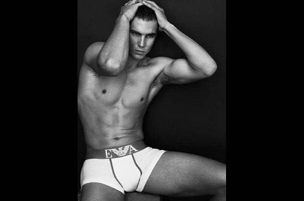 Cortes&#237;a Armani - Nadal es el protagonista de la colecci&#243;n primavera-verano 2011 de Emporio Armani Underwear y Armani Jeans, que en los &#250;ltimos a&#241;os ha tenido como modelos a deportistas.