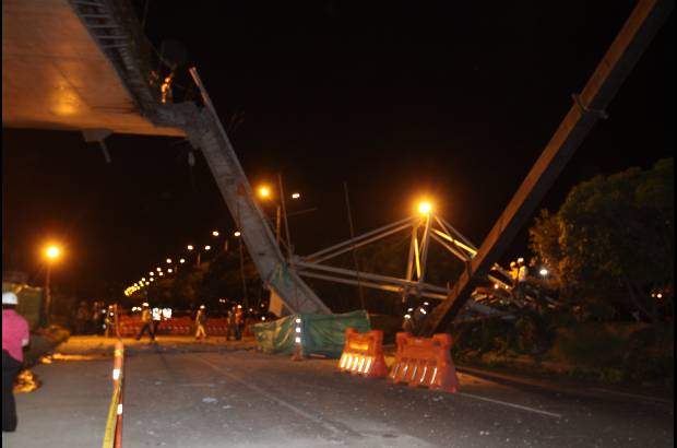 Julio C&#233;sar Herrera - Cuatro obreros heridos dej&#243; una falla estructural en el puente de la calle 4Sur.