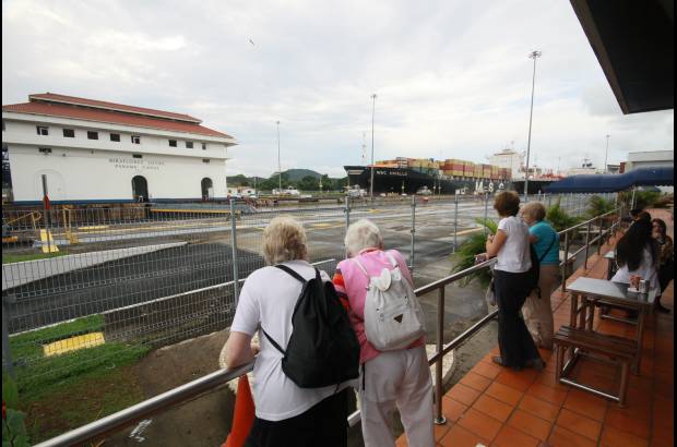 Pablo Andrés Montoya Gómez - Entre 13 mil y 14 mil barcos utilizan cada año el Canal. El principal cliente es Estados Unidos, seguido, en su orden, por Japón, China, Chile, Corea del Sur, Perú, Canadá, Ecuador, Taiwán y Colombia. Se ha ido quedando pequeño para los barcos de gran calado, pero sigue atrayendo turistas por montones.