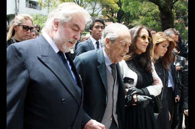 Colprensa - Don &#193;lvaro Casta&#241;o acompa&#241;ado por sus hijos Pilar y Rodrigo, en la despedida y tributo a do&#241;a Gloria Valencia, quien deja un enorme legado cultural.
