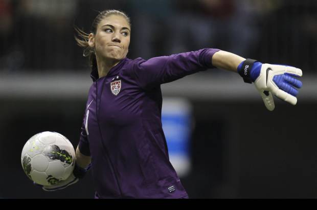 AP - Las atajadas en el arco de la selecci&#243;n estadounidense de f&#250;tbol femenino pasaron a un segundo plano con la belleza de la portera Hope Solo.