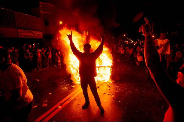 AP - Im&#225;genes de la celebraci&#243;n del triunfo de Los Gigantes de San Francisco. Los fan&#225;ticos se emocionaron al extremo.