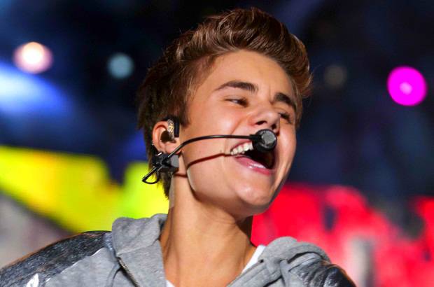 AP - El cantante canadiense Justin Bieber rebas&#243; finalmente las expectativas al reunir el pasado lunes a unas 210.000 personas en un recital gratuito en el Z&#243;calo de Ciudad de M&#233;xico, inform&#243; la Secretar&#237;a de Protecci&#243;n Civil de la capital mexicana.