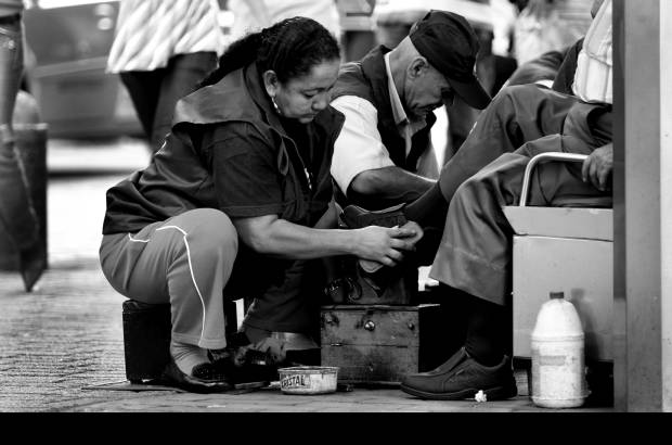 Manuel Saldarriaga - En la Plaza de Bolívar, Pereira, el trabajo de las mujeres no es inferior al de los hombres.