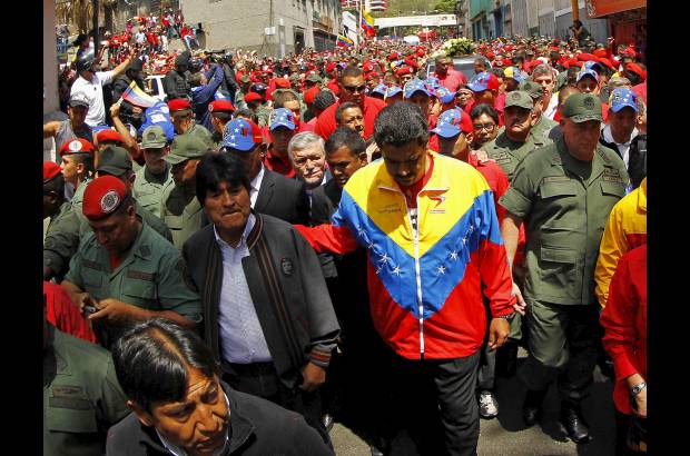 AP - &quot;&#161;Estamos con ustedes&#133;&quot;, gritaban los chavistas cada vez que divisaban a alg&#250;n ministro o alto dirigente pol&#237;tico.