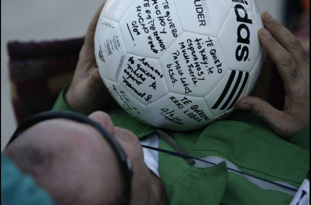 REUTERS - Al ex futbolista, Franklin Lobos, lo esperó su hija con un balón de fútbol de regalo.