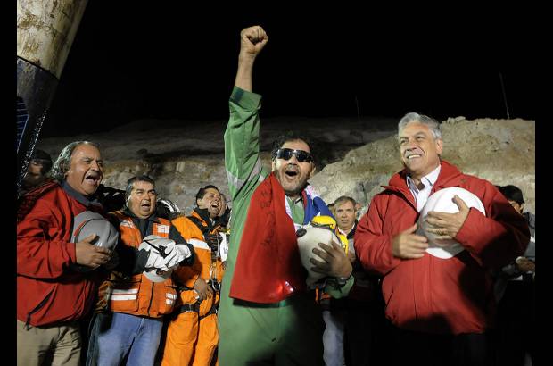REUTERS - Luis Urzúa se transformó en el hombre que más tiempo sobrevivió bajo tierra tras un accidente minero.
