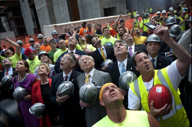 Reuters - Silverstein, acompa&#241;ado de pol&#237;ticos como el republicano Peter King y casi un centenar de trabajadores que participaron en la construcci&#243;n del edificio, inscribieron este lunes sus nombres sobre la &#250;ltima viga de la torre, que tambi&#233;n fue firmada por el presidente, Barack Obama, en su &#250;ltima visita a la antes conocida como &quot;zona cero&quot; de Nueva York.
