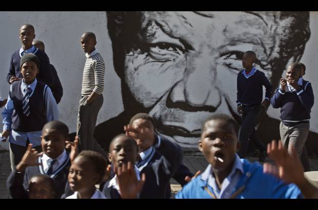AP - Estas elecciones, las quintas desde el desmantelamiento en 1994 del sistema segregacionista impuesto por la minor&#237;a blanca, son tambi&#233;n las primeras desde la muerte, el pasado diciembre, de Nelson Mandela, padre de la democracia multirracial de Sud&#225;frica.