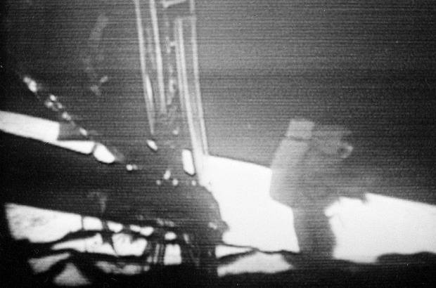 AP - NASA - 20 de julio de 1969. Imagen tomada de un monitor de televisión. El comandante del Apolo 11, Neil Armstrong, fue el primero en salir del módulo lunar, Eagle, en la superficie de la Base de la Tranquilidad.