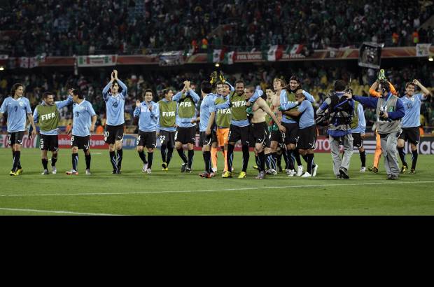 AP - La felicidad de los charr&#250;as. Aunque tambi&#233;n clasificaron, los mexicanos terminaron preocupados por el desempe&#241;o ante Uruguay.