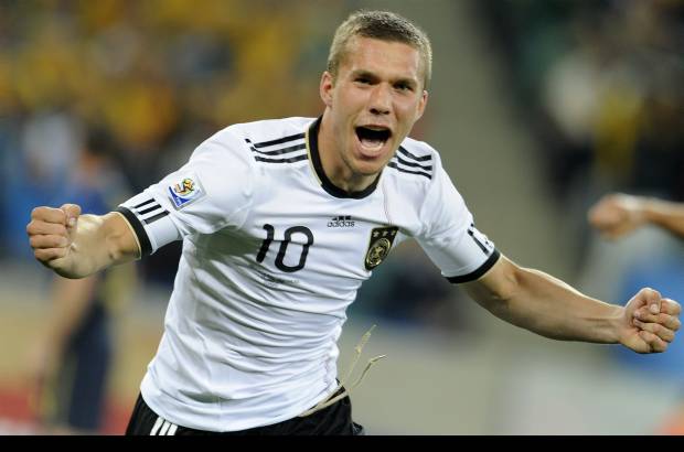 AP - Lukas Podolski abri&#243; la cuenta a los ocho minutos.