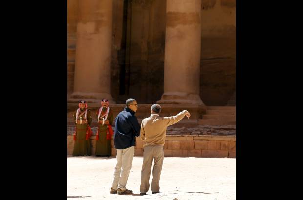 Reuters - Obama sigui&#243; atento las explicaciones que le entregaron historiadores en Petra.