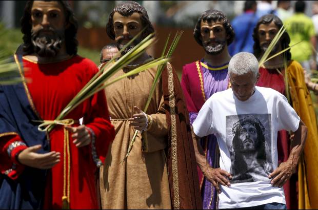Manuel Saldarriaga - El fervor de los cat&#243;licos se not&#243; hasta en las prendas de vestir. Las camisetas con im&#225;genes religiosas sobresalieron.