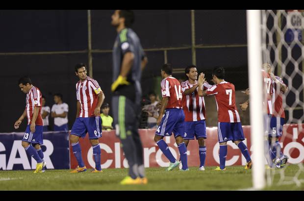 AP - Argentina es el primer seleccionado de Suram&#233;rica que se clasifica al Mundial. Paraguay jugaba sin esperanzas y ya eliminado.