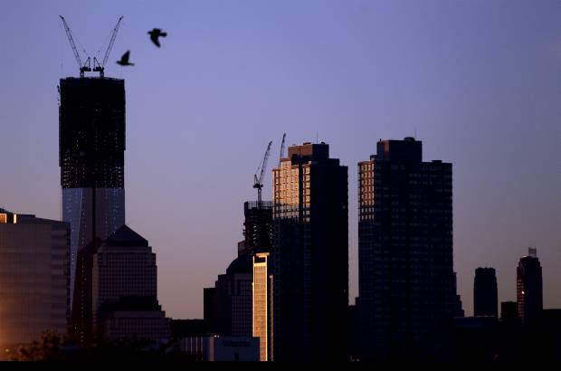 AP - Este lunes la Autoridad Portuaria de Nueva York y Nueva Jersey, a cargo de la construcci&#243;n, anunciaron que la Torre 1 del nuevo World Trade Center super&#243; los 381 metros de altura del hasta ahora mayor rascacielos de Nueva York, el Empire State.