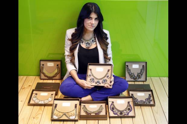 Manuel Saldarriaga - Marzela Serna dise&#241;&#243; un empaque especial para sus collares. Los trata como verdaderas joyas.