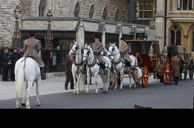 AP - Los militares, vestidos con sus uniformes de gala, recorrieron el Mall, cruzaron el arco de la Guardia de Caballería y pasaron frente a los edificios de Whitehall -sede del Gobierno.