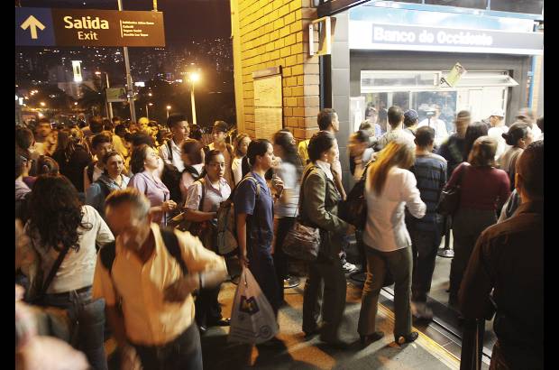 Foto R&#243;binson S&#225;enz - Usuarios se quejan de las filas para entrar al metro.