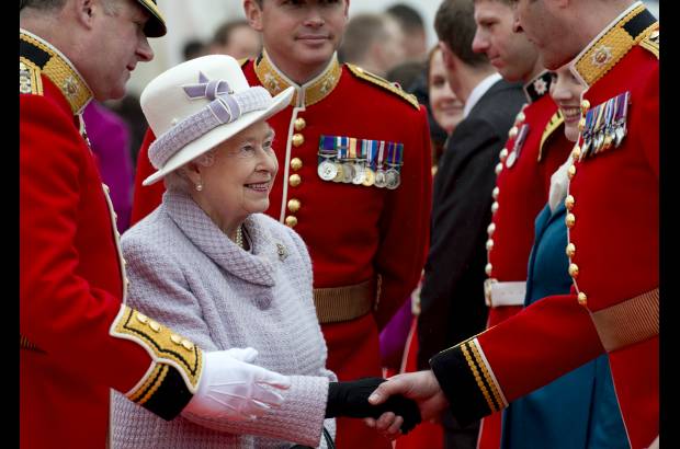 Foto AP - La Reina Isabel de Inglaterra inspeccion&#243; este jueves los guardias durante la ceremonia de entrega de nuevos colores para los guardias del Castillo de Windsor.