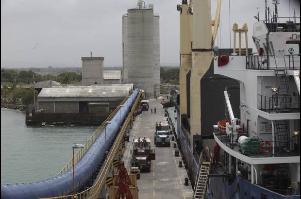 - El carbón pasa por un túnel sellado que evita la contaminación del agua y los alrededores.