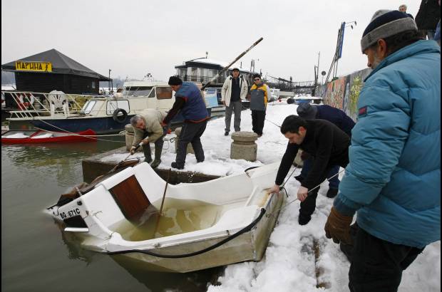 Reuters - Las autoridades están tratando de determinar si la nieve y el hielo que se derriten causarán inundaciones o si la sequía del año pasado, que redujo los niveles de agua del Danubio, reducirá las probabilidades de que eso ocurra.