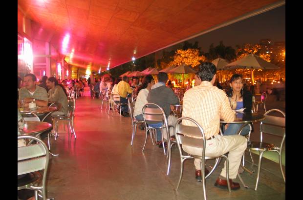 FOTO EL COLOMBIANO - El Parque de los Pies Descalzos es un lugar para el encuentro ciudadano, el sano esparcimiento y la comuni&#243;n con la naturaleza. Fue inaugurado el 7 de diciembre de 1998 y forma parte de los programas de recuperaci&#243;n arquitect&#243;nica y urban&#237;stica desarrollados por las Empresas P&#250;blicas de Medell&#237;n.