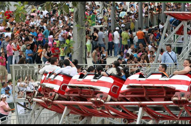 FOTO EL COLOMBIANO - Es uno de los sitios de recreación de mayor acogida por los habitantes de Medellín. Sus juegos mecánicos y el lago que tiene en su centro son sus atracciones más reconocidas. Por el Parque Norte J. Emilio Valderrama han pasado casi todos los medellinenses.