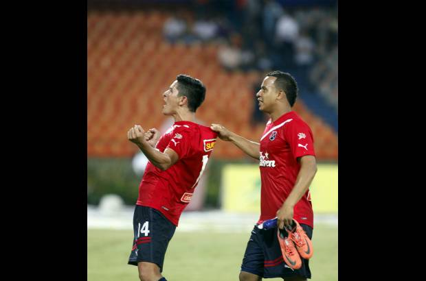 Manuel Saldarriaga - Cano celebra con Felipe Pardo.