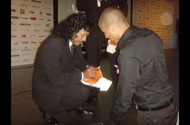 - Acá firmándole un autografo al reconocido jugador francoargentino David Trezeguet.