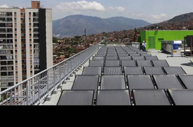 Donaldo Zuluaga - Es autosostenible. Con paneles solares genera energía.