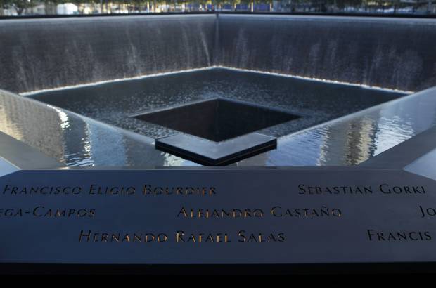 Reuters - Centenares de personas rodearon el monumento donde est&#225;n los nombres de las casi 3.000 victimas de los atentados.
