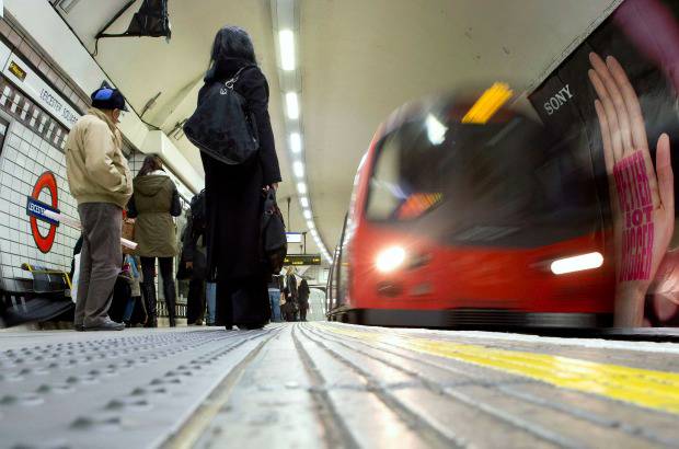 REUTERS - El temporal, que no parece dar tregua pues se esperan m&#225;s lluvias para los pr&#243;ximos d&#237;as, ha alterado los servicios ferroviarios, vital para millones de brit&#225;nicos que acuden a sus trabajos.