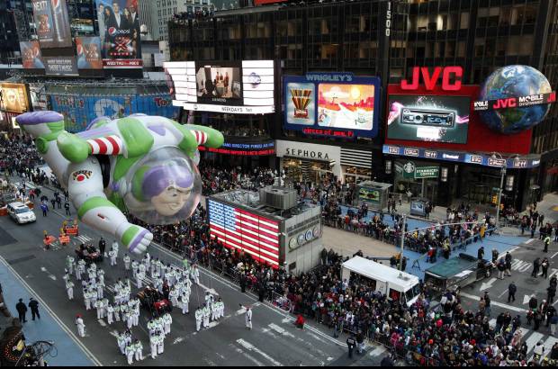 Reuters - Buzz Lightyear vol&#243; por los aires de Nueva York.