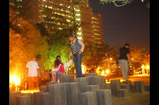 FOTO EL COLOMBIANO - El Parque de los Pies Descalzos es un lugar para el encuentro ciudadano, el sano esparcimiento y la comuni&#243;n con la naturaleza. Fue inaugurado el 7 de diciembre de 1998 y forma parte de los programas de recuperaci&#243;n arquitect&#243;nica y urban&#237;stica desarrollados por las Empresas P&#250;blicas de Medell&#237;n.