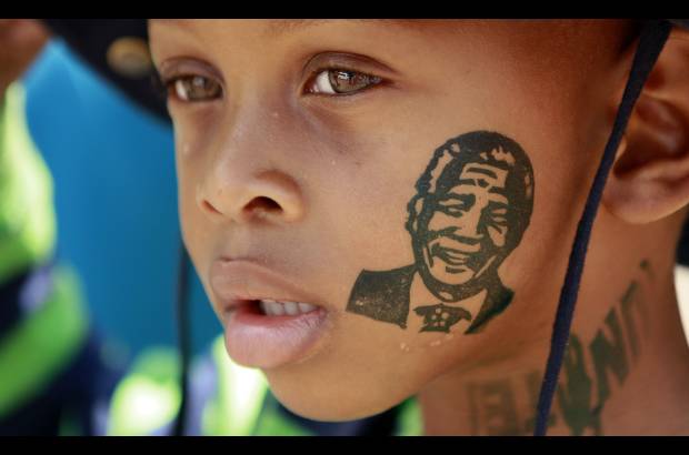 Reuters - Mandela tatuado en la piel, as&#237; se ve&#237;an los ni&#241;os en el homenaje a Mandela en Sud&#225;frica.