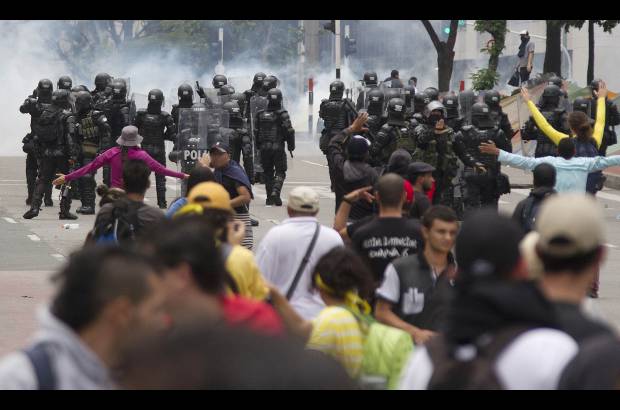ESTEBAN VANEGAS - Las centrales obreras y grupos estudiantiles de las universidades Nacional y de Antioquia marcharon este 1 de mayo por las calles de Medell&#237;n, exigiendo garant&#237;as laborales al Gobierno Nacional. Al final de la movilizaci&#243;n se presentaron algunos enfrentamientos entre varios manifestantes y agentes de la Polic&#237;a.