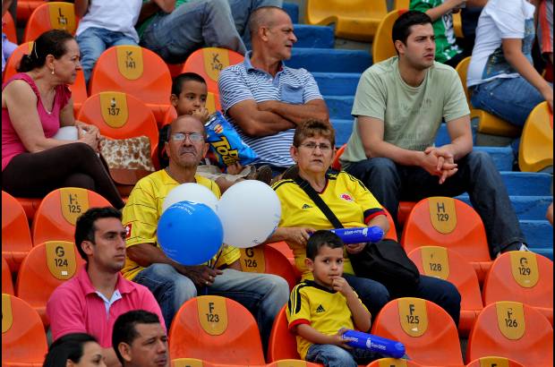 Juan Antonio S&#225;nchez - A pesar de la cantidad de figuras que ofrecieron el espect&#225;culo en el D&#237;a del F&#250;tbol Antioque&#241;o, el p&#250;blico no lleg&#243; en la cantidad esperada. El partido central qued&#243; 3-2 a favor de los dirigidos por Pedro Sarmiento. Envigado e Itag&#252;&#237; empataron 0-0 y la belleza se hizo presente con las Diosas del F&#250;tbol, que participaron de la previa de los encuentros. El dinero recaudado se destinar&#225; a la Unidad de Neonatos del San Vicente de Paul.
