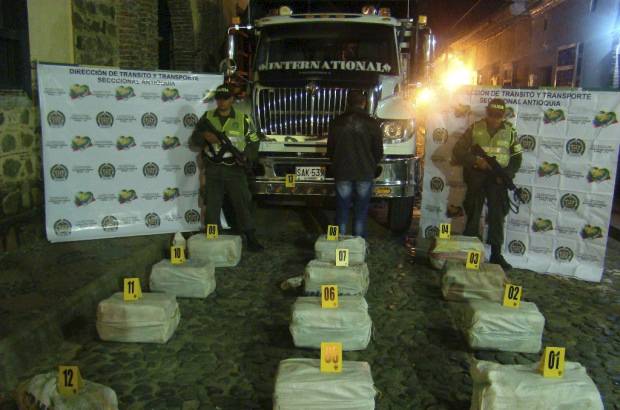 Cortes&#237;a: Polic&#237;a - En la v&#237;a Dabeiba- Medell&#237;n la Polic&#237;a de Antioquia logr&#243; la incautaci&#243;n de 228 kilos de coca&#237;na, los cuales eran transportaros en un cami&#243;n.