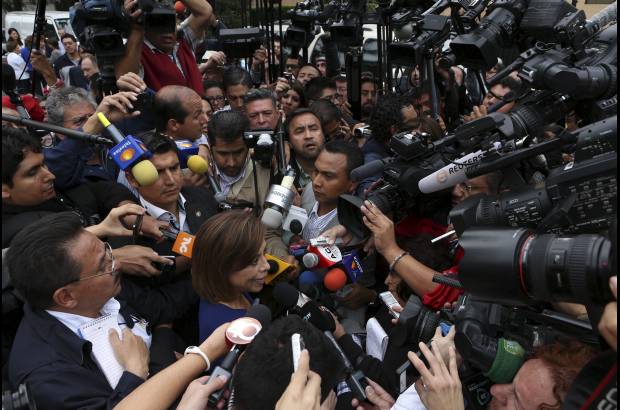 Reuters - Tras emitir su sufragio y ser asediada por la prensa dijo que se sent&#237;a &quot;serena y alegre&quot; por participar en esta jornada. Tambi&#233;n se&#241;al&#243; que la votaci&#243;n cont&#243; con las garant&#237;as de seguridad de las Fuerzas Armadas y de los cuerpos policiales.