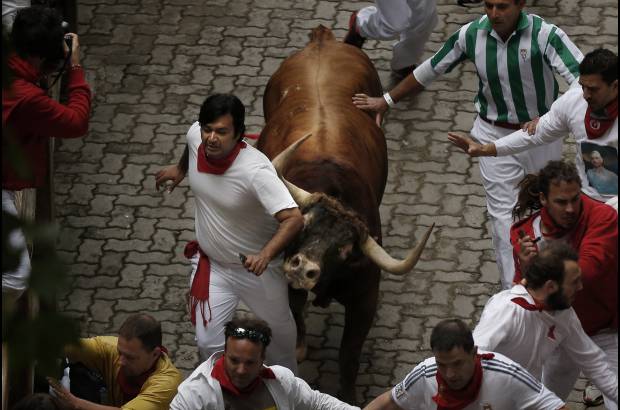 Ap - Las fiestas San Fermín, en las que una multitud corre junto a seis toros bravos por las calles de Pamplona, en España, son uno de los mayores atractivos en esta época del año. Desde 1924, 15 personas han muerto en los encierros que fueron inmortalizados en la novela Fiesta de Hemingway.