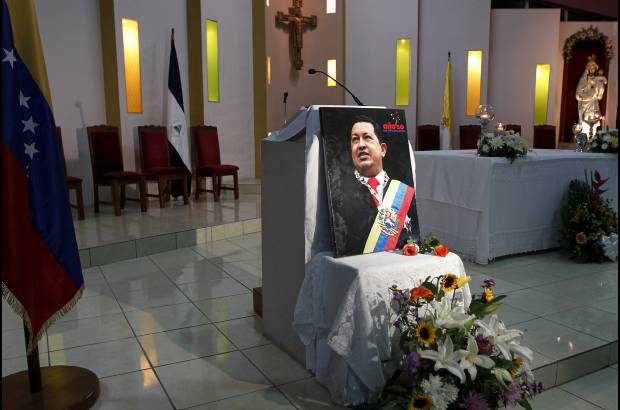 Reuters - El Gobierno está dando cada vez más señales de que el popular líder socialista de 58 años, que fue operado en La Habana, podría no llegar a asumir el 10 de enero el nuevo mandato de seis años que ganó en las elecciones de octubre tras forzar al máximo su debilitado cuerpo.