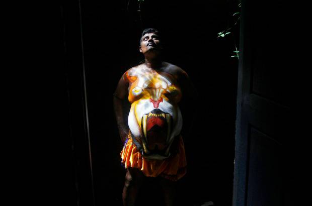 REUTERS - Onam es un festival anual hind&#250; celebrado en Kerala, India, dedicado a la cosecha y que se realiza durante el mes de Chingam (Agosto-Septiembre). Una de sus festividades es el Pulikali o la danza del tigre. Los bailarines, entre ellos algunos ni&#241;os, pintan sus cuerpos con la imagen del felino m&#225;s grande del mundo, en una expresi&#243;n cultural que gira en torno al tema de la caza del animal.