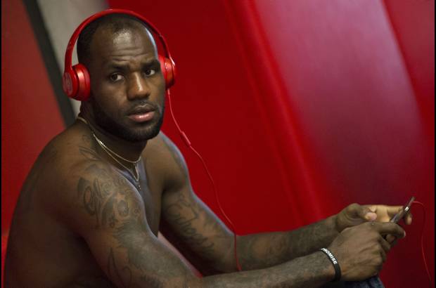 AP - LeBron James jugar&#225; en Brasil contra quien fuera su equipo, los Miami Heat. James juega ahora en los Cleveland Cavaliers.