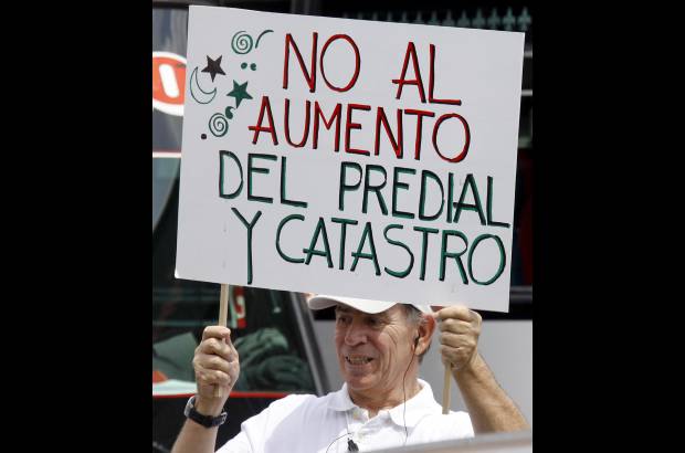 Manuela Palacio Hernández - Los participantes de la protesta exigieron ajustes a los avalúos y a la liquidación de sus impuestos, al tiempo que demandaron la presencia del alcalde Gaviria y de los concejales.
