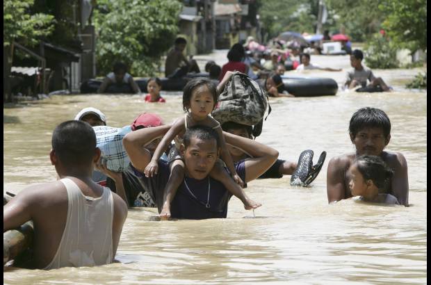 AP - Nesat golpeó las Filipinas el martes y dejó por lo menos 43 muertos, así como 30 desaparecidos tras causar una de las peores inundaciones en décadas en la capital Manila.