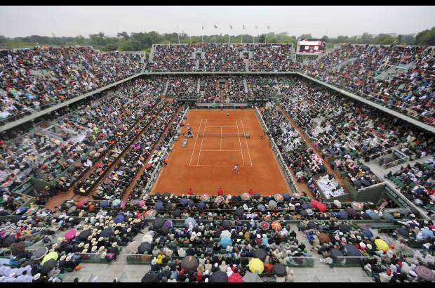 Reuters - El espa&#241;ol Rafael Nadal extendi&#243; este domingo su dominio en Roland Garros con su octava victoria, lograda contra David Ferrer, y tras dejar atr&#225;s una ausencia de las pistas de siete meses por problemas de rodilla.